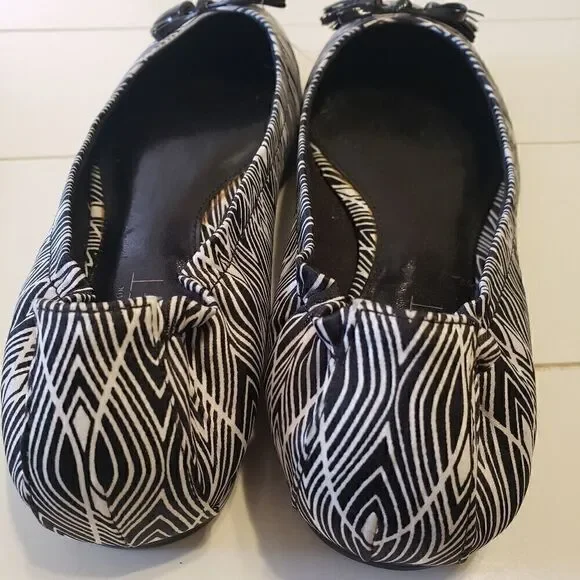 AT LOFT Blk & Wht Flats - Picture 3 of 5